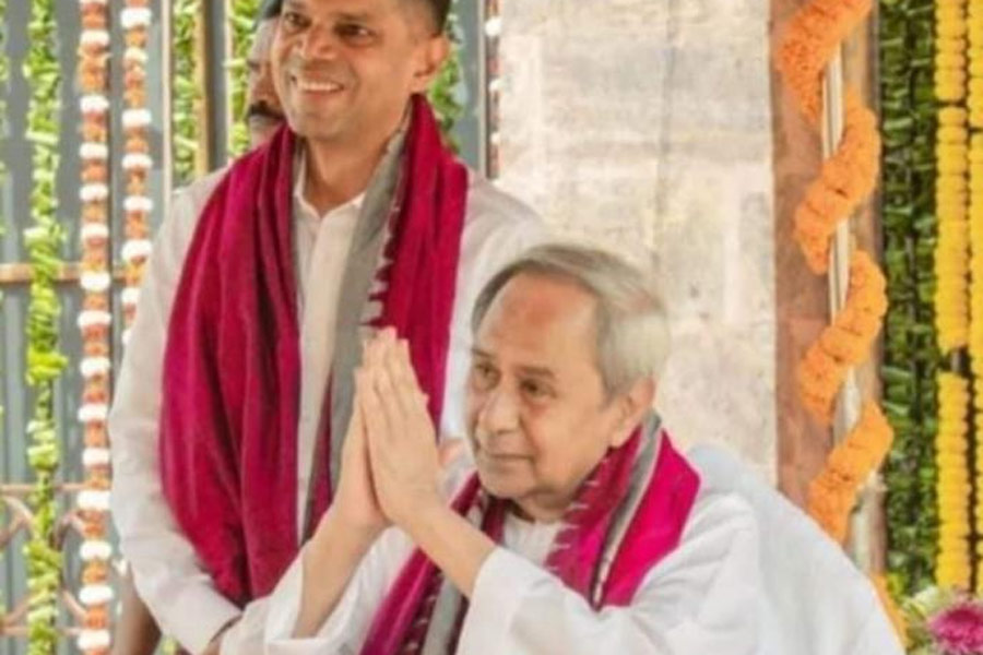 ভুবনেশ্বরে মুখ্যমন্ত্রী নবীন পট্টনায়কের সঙ্গে দলে যোগ দেওয়া ভি কে পান্ডিয়ান।