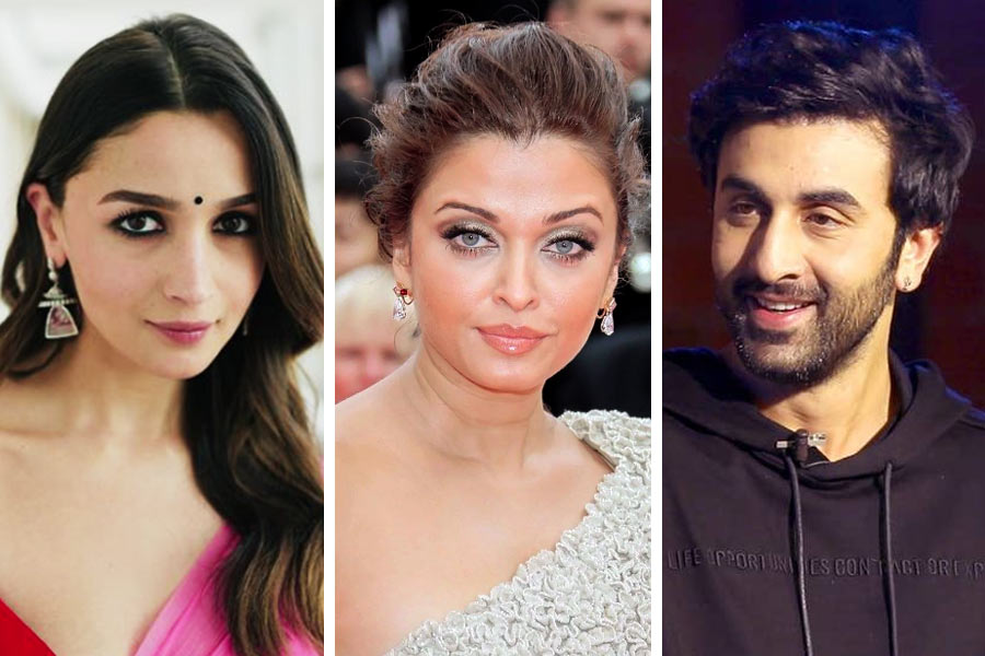 আলোর রোশনাইয়ে চলাফেরা করা তারকাদের পেশাগত জীবনের পাশাপাশি ব্যক্তিগত জীবন নিয়েও আগ্রহ কম নয়। আলিয়া ভট্ট থেকে ঐশ্বর্যা রাই বচ্চন, রণবীর কপূর— বলিপাড়ার তারকাদের ‘ভাল নাম’ জানলেও আড়ালে থাকা তাঁদের আদরের ডাকনাম জানেন কী?