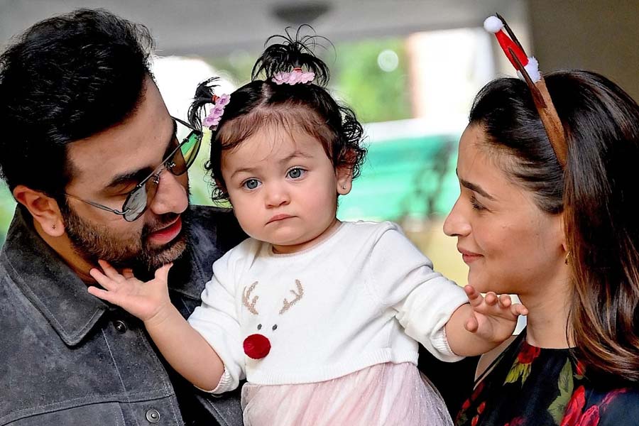 বলি তারকা রণবীর কপূর এবং আলিয়া ভট্টের কন্যা রাহা কপূরকে নিয়ে মেতে থাকেন ছবিশিকারিরা। তবে রাহার বাবাকে আদর করে কী নামে ডাকা হয় তা জানেন না অনেকেই।