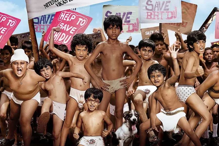 ২০০৮ সাল থেকে বলিপাড়ায় প্রযোজনার সঙ্গে যুক্ত থাকলেও ২০১১ সালে মুক্তিপ্রাপ্ত ‘চিল্লর পার্টি’ ছবির হাত ধরে পরিচালনায় হাতেখড়ি বিকাশ বহেলের। এই ছবিতে বিকাশের সঙ্গে সহ-পরিচালনা করেছিলেন বলি পরিচালক নীতেশ তিওয়ারি।