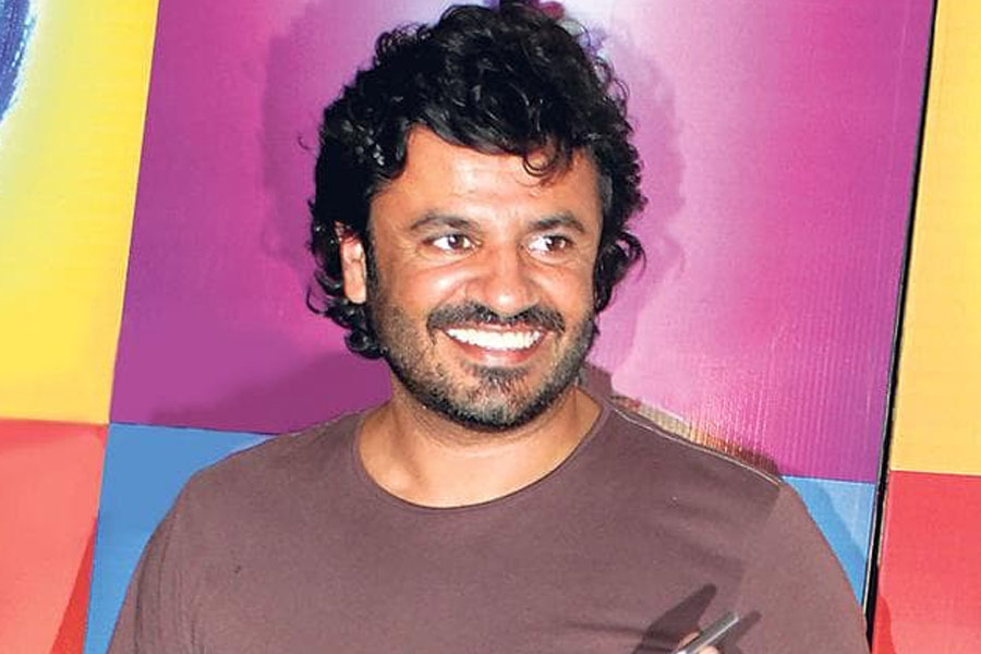 ‘কুইন’, ‘শানদার’, ‘সুপার ৩০’ এবং ‘গুডবাই’-এর মতো একাধিক হিন্দি ছবি রয়েছে বিকাশের কেরিয়ারের ঝুলিতে। ২০২৩ সালে বিকাশের পরিচালনায় প্রেক্ষাগৃহে মুক্তি পায় ‘গণপত’। টাইগার শ্রফ, কৃতি শ্যাননের পাশাপাশি এই ছবিতে অভিনয় করেন অমিতাভ বচ্চন। তবে এই ছবি মুক্তির পর বক্স অফিসে মুখ থুবড়ে পড়ে।