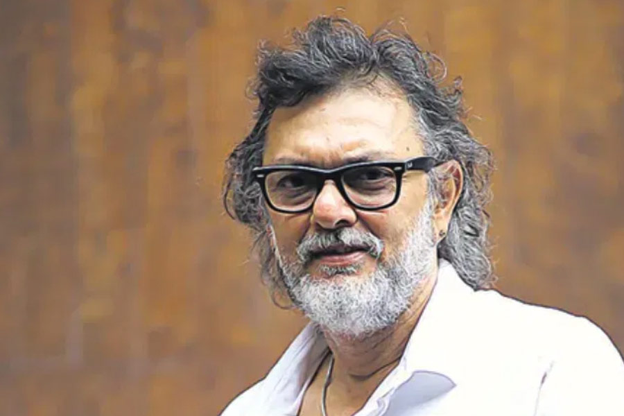 রাকেশ ওমপ্রকাশ মেহরার পরিচালনায় ২০০৬ সালে মুক্তি পাওয়া ‘রং দে বসন্তি’ ছবিটি বক্স অফিসে হিট করে। কিন্তু তিন বছর পর রাকেশ পরিচালিত দ্বিতীয় ছবি ‘দিল্লি-৬’ বক্স অফিসে ব্যর্থ হয়।