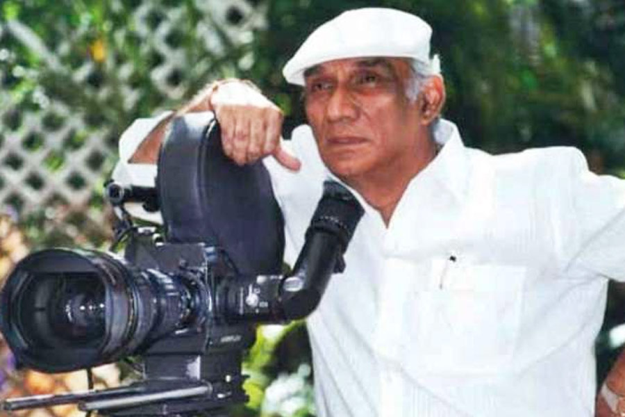 ১৯৯৩ সালে যশ চোপড়ার পরিচালনায় প্রেক্ষাগৃহে মুক্তি পায় ‘পরম্পরা’। এই ছবিটি বক্স অফিসে ভাল ব্যবসা করতে পারেনি। একই বছরে ‘ডর’ ছবি নিয়ে হাজির হন যশ। শাহরুখ খান, সানি দেওল এবং জুহি চাওলা অভিনীত এই ছবিটি বক্স অফিস থেকে দারুণ আয় করে। 