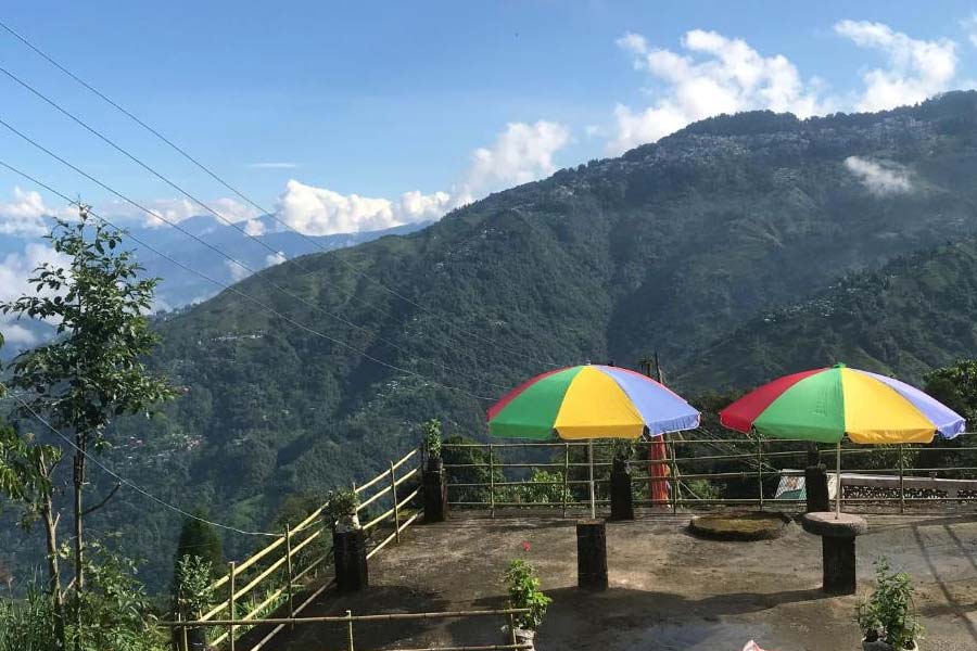 কাঞ্চনজঙ্ঘার অপরূপ শোভা দেখতে পাবেন ঋষিহাট থেকে।