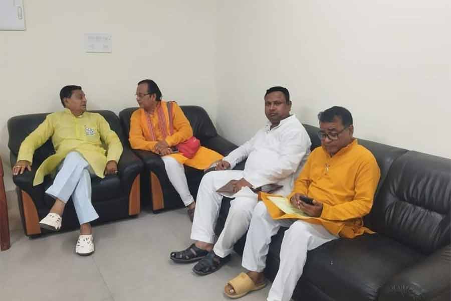 Lok Sabha Election 2024: Speculations after mInister Swapan Debnath was seen sitting with BJP candidate at Bardhaman