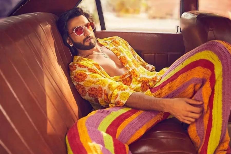 গতে বাঁধা স্টাইল স্টেটমেন্ট যে রণবীর সিংহ অনুসরণ করেন না,  তা এর মধ্যেই পোশাকশিল্পী থেকে তাঁর অনুরাগীরা বেশ ভাল ভাবেই বুঝে গিয়েছেন। কখনও স্কার্ট, কখনও বা ঘাগরা পরেন তিনি— পোশাকের পছন্দ যে লিঙ্গ বিশেষে আলাদা, তা মানতেই নারাজ রণবীর সিংহ। ইনস্টাগ্রামের এক ফোটোশুটে রণবীরের পরনে ছিল নানা রঙা সুতির স্ট্রেট ট্রাউজ়ার্স। সঙ্গে আবার ফ্লোরাল প্রিন্টের শার্ট। ভিড়ের মাঝেও সকলের নজর কাড়তে রণবীবের এই সাজের তুলনা নেই।