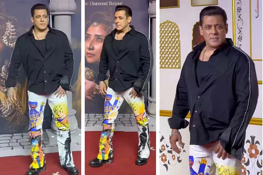 সম্প্রতি এক ছবির প্রিমিয়ারে সলমন খানের ট্রাউজ়ার্স নিয়ে বেশ চর্চা হয়েছিল তাঁর অনুরাগীদের মধ্যে। সলমন মনে করেন, তিনি যা-ই পরবেন তা-ই হবে ‘ফ্যাশন স্টেটমেন্ট’। সে দিন সলমনের পরনে ছিল কার্টুন চরিত্র গোকু আর নেজ়ুকু কম্যান্ডোর প্রিন্ট করা ট্রাউজ়ার্স। সলমনের সাজের সামনে যেন ফিকে হয়ে পড়েছিল অল্পবয়সি নায়ক-নায়িকাদের সাজ। পর্দার ‘ভাইজানের’  জাদু তো এমনই। সলমনের অভিনয় হোক বা সাজপোশাক, মুগ্ধ করে আট থেকে আশিকে। 