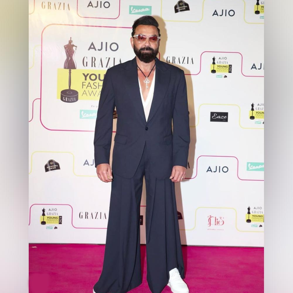 ‘অ্যানিমাল’ ছবির পর আবারও লাইমলাইটে এসেছেন অভিনেতা ববি দেওল। বয়স ৫৫ ছাড়ালেও অভিনেতাকে দেখে তা টের পাওয়ার জো নেই। কেবল তাঁর ‘জামালকুদু’  গানেই নয়, তাঁর ফ্যাশনেও মজেছেন তরুণরা। একটি ছবির প্রচারে ববি ব্লেজ়ারের সঙ্গে একটি পালাজো স্টাইল ট্রাউজ়ার্স পরেছিলেন। এই সাজ কিন্তু ছিল বেশ নজরকাড়া। লুকটি ফর্ম্যাল হলেও তাতে ছিল আধুনিকতার ছোঁয়া।