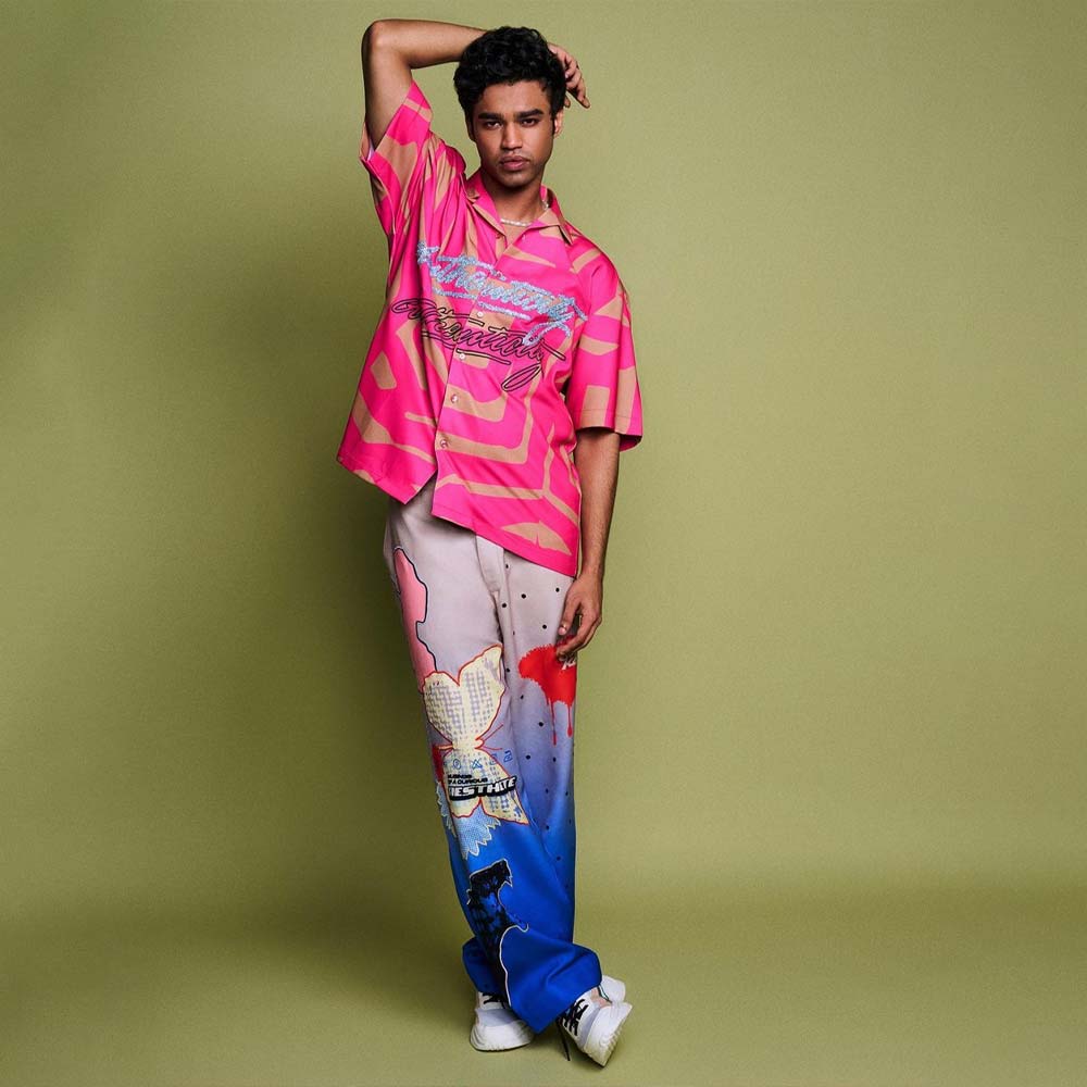 ফ্যাশনের দুনিয়ায় বেশ নামডাক রয়েছে ইরফান খানের পুত্র বাবিল খানের। ইরফানের মতো বাবিলও বেশ ফ্যাশনিস্তা। তাঁর মা-ই ঠিক করে দেন কোন বিশেষ অনুষ্ঠানে বাবিল কী পরবেন। একটি ফোটোশুটে গোলাপি শার্টের সঙ্গে সাদা ট্রাউজ়ার্স পরেছিলেন তিনি। তবে যে সে ট্রাউজ়ার্স নয়, সেটি দেখে মনে হচ্ছিল ঠিক যেন সাদা ক্যানভাসে ‘সিনারি’ আঁকা। বেশ নজরকাড়া ছিল বাবিলের সেই ট্রাউজ়ার্সটি।