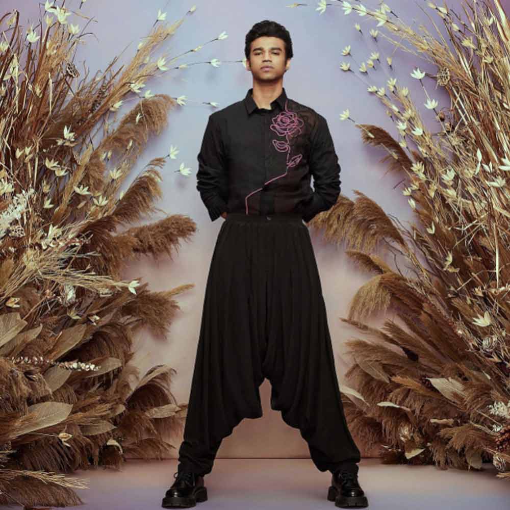 ফ্যাশনের দিক থেকে বলিপাড়ার রণবীর সিংহকেও টেক্কা দিচ্ছেন বাবিল। মাঝেমধ্যেই তাঁর সাজপোশাক নজর কাড়ছে পাপারাৎজ়ির। একটি পুরস্কার বিতরণী অনুষ্ঠানে কালো শার্টের সঙ্গে হারেম ট্রাউজ়ার্স পরেছিলেন তিনি। ভিড়ের মাঝেও আদিলের সেই সাজ কিন্তু ছিল বেশ নজরকাড়া। যে কোনও পোশাকই সুন্দর ভাবে পরেন তিনি,  তার হাবেভাবেই বোঝা যায়, সব পোশাকেই তিনি স্বচ্ছন্দ। 