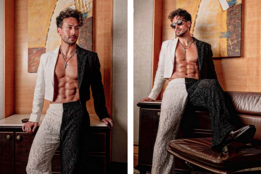 দু’রঙা কাপড় দিয়ে তৈরি একটি ট্রাউজ়ার্স। এই ধরনের অধোবাস কিন্তু ইদানীং বেশ ‘ট্রেন্ডিং’। সম্প্রতি টাইগার শ্রফকেও দেখা গিয়েছে এমন ট্রাউজ়ার্স পরতে। একটু ছকভাঙা সাজতে পছন্দ করেন অভিনেতা। তাই এই ফ্যাশনে গা ভাসিয়েছেন তিনিও। 