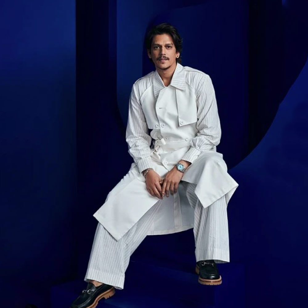 অভিনয়ের পাশাপাশি বিজয় বর্মার সাজগোজও বেশ পছন্দ করেন তাঁর অনুরাগীরা। বরাবরই একটু আলাদা সাজতে পছন্দ করেন তিনি। ছেলেদের বাঁধাধরা ফ্যাশনে গা ভাসাতে নারাজ তিনি। সাদা স্ট্রাইপ ট্রাউজ়ার্সের সঙ্গে একেবারে ভিন্ন কায়দার ওভার কোট পরেছেন তিনি। সেই সাজই মন জয় করেছে তাঁর অনুরাগীদের।   