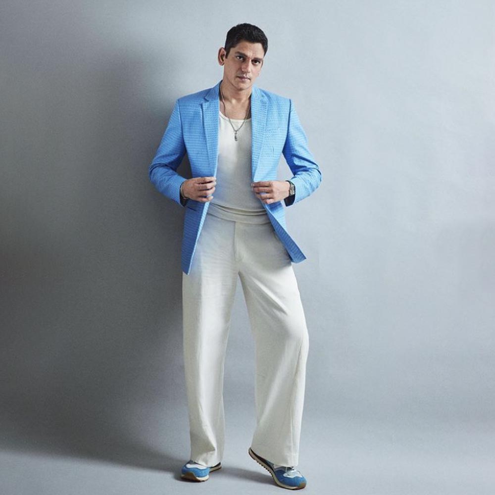 গরমের দিনে জিন্‌স নয়, একেবারে সুতির ট্রাউজ়ার্সের সঙ্গেই ব্লেজ়ার পরেছেন বিজয়। সাজ ছিমছাম হলেও চাঁদিফাটা গ্রীষ্মের জন্য একেবারে আদর্শ। একরঙা ব্লেজ়ার ও ট্রাউজ়ার্স নয়, সাদা ট্রাউজ়ার্সের সঙ্গে নীল ব্লেজারে কিন্তু বেশ মানিয়েছে বিজয়কে।