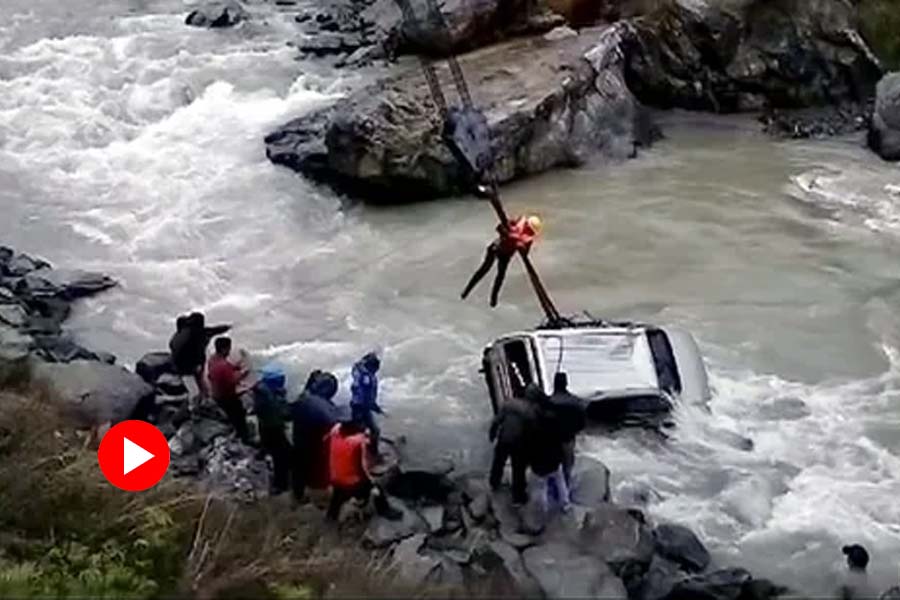 ভারী বৃষ্টিতে নাজেহাল জম্মু-কাশ্মীর। ছবি: পিটিআই।