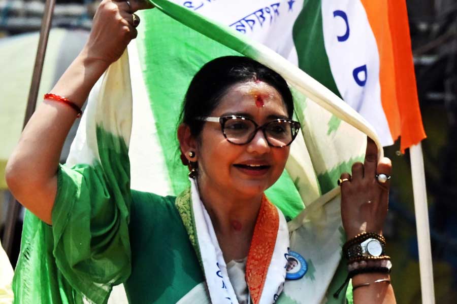 টলিপাড়া থেকে রাজনীতির মাঠে বরাবর চর্চায় থাকলেও নিজেকে তেমন ভাবে বিতর্কে জড়াননি অভিনেত্রী-নেত্রী জুন মালিয়া। মেদিনীপুরের তৃণমূল প্রার্থী হিসাবে দাঁড়িয়ে প্রতিদ্বন্দ্বীর সঙ্গেও এক রকম ‘সৌজন্যমূলক লড়াই’ চলছে। কারণ, মেদিনীপুরের বিজেপি প্রার্থী তাঁর বান্ধবী। শান্ত স্বভাবের এই তারকা প্রার্থী নাকি আবার মুখ্যমন্ত্রী মমতা বন্দ্যোপাধ্যায়ের ‘আস্থাভাজন’!