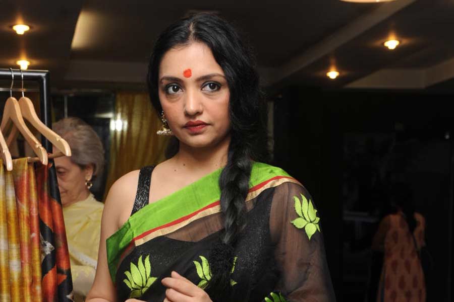 ৫৩ বছরের রাজনীতিক এবং অভিনেত্রী জুনের জন্ম এবং বেড়ে ওঠা দার্জিলিঙে। মহিষাদল রাজ পরিবারের কন্যা জুন। মেদিনীপুর থেকে তৃণমূল প্রার্থী হয়ে দাঁড়ানো জুনের শিকড়বাকড়ের ইতিহাস রয়েছে মেদিনীপুরের মেদিনীতে। স্কুলজীবনের গোড়ার দিকে প্রথম থেকে চতুর্থ শ্রেণির পড়াশোনা অবিভক্ত মেদিনীপুরে।