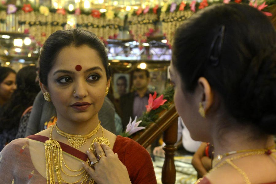 খুব কম বয়সে প্রথম বিয়ে। স্বামী, কন্যা শিবাঙ্গী এবং পুত্র শিবেন্দ্রকে নিয়ে ভরা সংসার ছিল জুনের। কিন্তু ক্রমশ মতের অমিল হতে থাকায় একসঙ্গে থাকা অসম্ভব হয়ে দাঁড়ায় দু’জনের। দুই সন্তানকে নিয়ে সংসার ছেড়ে বেরিয়ে আসেন জুন।