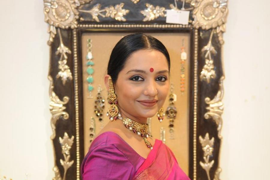 প্রায় তিন দশক ধরে অভিনয় জগতের সঙ্গে যুক্ত রয়েছেন জুন। ১৯৯৬ সালে ‘লাঠি’ ছবির হাত ধরে বড় পর্দায় আত্মপ্রকাশ করেন তিনি। ঋতুপর্ণ ঘোষের একটি তথ্যচিত্রেও কম সময়ের জন্য অভিনয় করতে দেখা যায় তাঁকে।