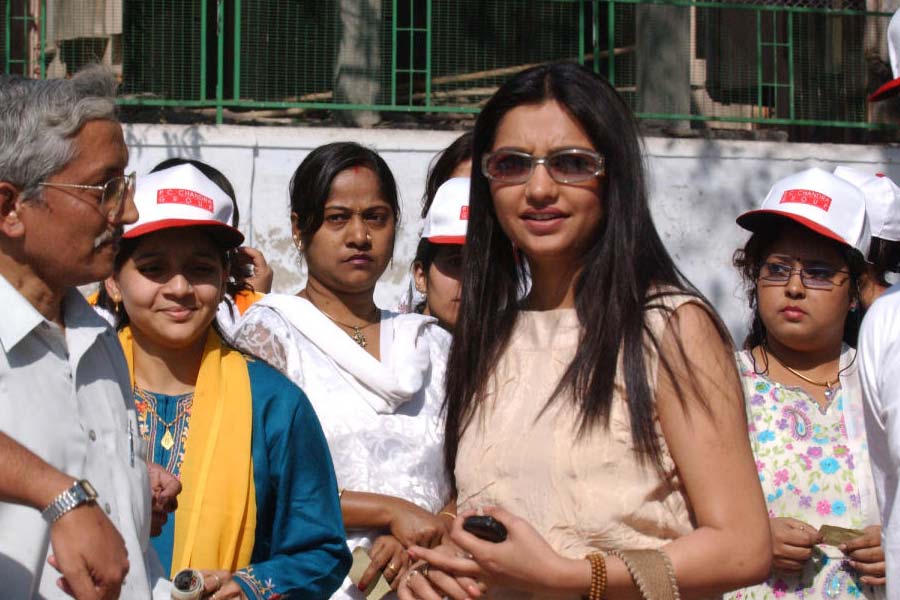 মেদিনীপুর জেলা ক্রীড়া সংস্থার প্রশাসক কমিটিতে পদাধিকার বলে শীর্ষে ছিলেন জেলাশাসক আয়েশা রানি। মেদিনীপুর জেলাশাসকের তরফে ২০২২ সালে জুনকে সিএবি (ক্রিকেট অ্যাসোসিয়েশন অফ বেঙ্গল)-র বৈঠকে পাঠানো হয়। আয়েশাই মনোনীত করেছিলেন জুনকে। সেই সময় জেলা ক্রীড়াসংস্থার কোনও নির্বাচিত প্রতিনিধি না থাকায় নির্বাচিত জনপ্রতিনিধি হিসাবে সিএবি-র সভায় ছিলেন জুন।