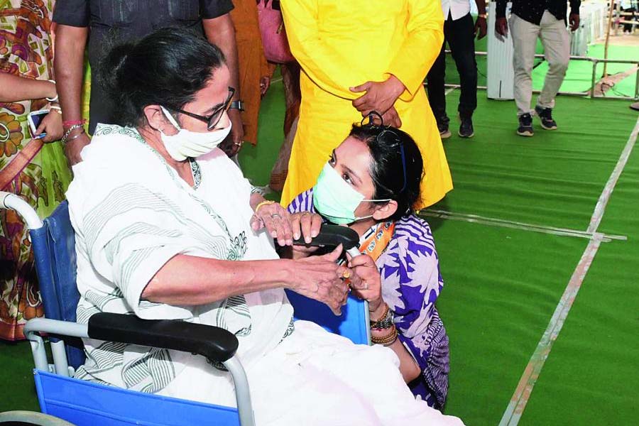 ২০২১ সালে বিধানসভা নির্বাচনে মেদিনীপুরের বিজেপি প্রার্থী শমিত দাসকে হারিয়ে জয়ী হয়েছিলেন জুন। মেদিনীপুরের বিধায়ক জুনকে যে লোকসভায় প্রার্থী করবেন, সে ইঙ্গিত ক’মাস ধরে দিচ্ছিলেন তৃণমূলনেত্রী মমতা। দলের একটি সূত্রে খবর, জুনের প্রশংসায় অধিকাংশ সময় পঞ্চমুখ হয়ে থাকেন মুখ্যমন্ত্রী। অনেকের দাবি, মমতার ‘ঘনিষ্ঠ-বৃত্তে’র মধ্যে রয়েছেন জুন। মুখ্যমন্ত্রীর ‘আস্থাভাজন’ও তিনি।