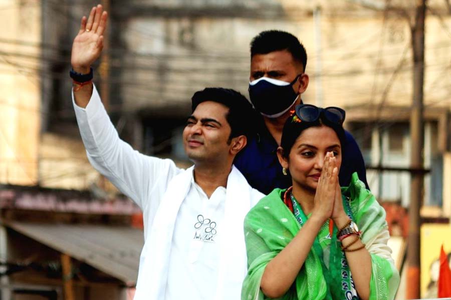 ২০২১ সালের মার্চে বিধানসভার প্রার্থী হিসাবে নাম ঘোষণার পর মেদিনীপুরের মাটিতে পা রেখে যা যা করেছিলেন, লোকসভা নির্বাচনের প্রচারে প্রথম দিন বেরিয়েও একই জিনিস করেছিলেন জুন। এমনকি, তিন বছর আগে যে শাড়ি পরে মেদিনীপুর গিয়েছিলেন, সেই একই শাড়ি পরে লোকসভা নির্বাচনের প্রথম প্রচারে বেরিয়েছিলেন তিনি। তবে প্রতিদ্বন্দ্বীর সঙ্গে কোনও রকম ‘গরম লড়াই’ নেই জুনের।