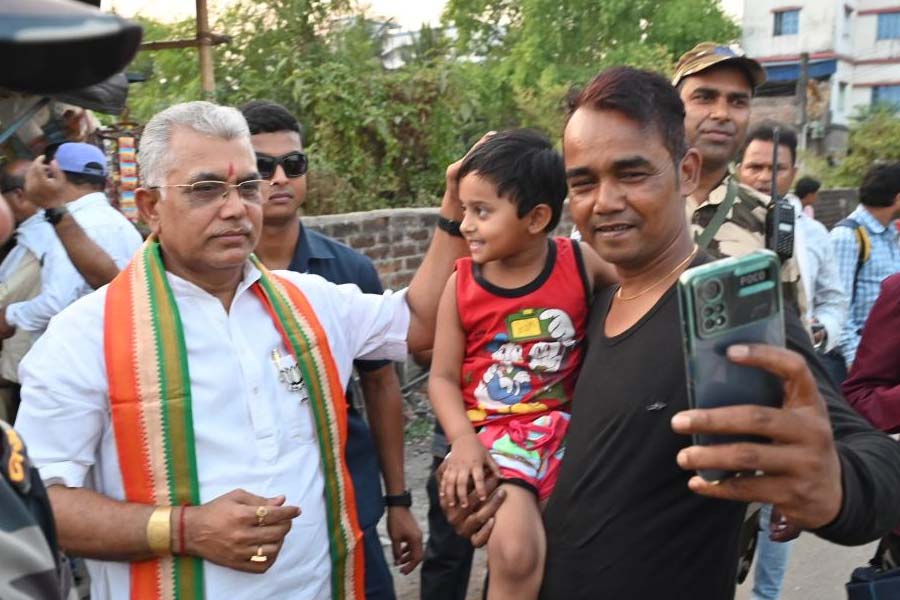 বিদায়ী বিজেপি সাংসদ দিলীপ ঘোষ এ বার নিজের জেতা আসনে টিকিট পাননি। দল তাঁকে পাঠিয়েছে বর্ধমান-দুর্গাপুর কেন্দ্রে। এ বার লোকসভা নির্বাচনে মেদিনীপুরের বিজেপি প্রার্থী অগ্নিমিত্রা পাল। যদিও প্রার্থিতালিকা ঘোষণার আগেই দিলীপ জানিয়েছিলেন যে জুনকে তিনি দু’লক্ষ ভোটে হারাবেন। মেদিনীপুরের ভোটযুদ্ধে জুনের প্রতিদ্বন্দ্বী অগ্নিমিত্রা । তবে এই ‘যুদ্ধক্ষেত্রে’র বাইরে প্রায় দু’দশকের বন্ধুত্ব দু’জনের।