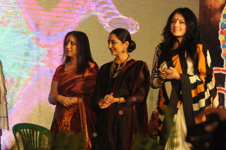 জুন অভিনেত্রী। অগ্নিমিত্রা পেশায় পোশাকশিল্পী। কাজের সূত্রেই দু’জনের পরিচয় এবং তার পর বন্ধুত্বও হয় তাঁদের। এক সময় অগ্নিমিত্রার ফ্যাশন শোয়ের শো-স্টপার ছিলেন অভিনেত্রী জুন। অগ্নিমিত্রার ডিজ়াইন করা পোশাক পরে কলকাতায় ফ্যাশন সরণিতে নজরও কেড়েছিলেন জুন।