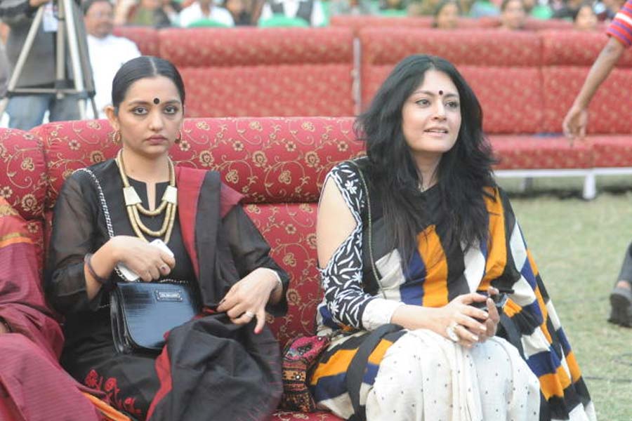 অগ্নিমিত্রা প্রসঙ্গে জুন বলেছিলেন, ‘‘ব্যক্তিগত জীবন আর রাজনীতি দুটো আলাদা। অগ্নি (অগ্নিমিত্রাকে এই নামেই ডাকেন) সব সময় আমার বান্ধবী থাকবে। ওকে কুড়ি বছর ধরে চিনি। অগ্নি যখন কেরিয়ার শুরু করেছে, এখনও মনে আছে, ওর জন্য মডেলিং করেছিলাম।’’ অগ্নিমিত্রাও বলছেন, ‘‘উনি (জুন) আমার ফ্যাশন শোয়ে শো-স্টপার ছিলেন। আমার জন্য হেঁটেছেন (র‌্যাম্প)। সেই হিসেবে আমাদের পরিচিতি, বন্ধুত্বও।’’ বছর কয়েক আগে নিউ টাউনের বিশ্ববাংলা কনভেনশন সেন্টারে এক অনুষ্ঠান মঞ্চে তারকাদের সঙ্গে হেঁটেছিলেন পাচারকারীর হাত থেকে উদ্ধার হওয়া কয়েক জন তরুণী। সে দিন তাঁরা সবাই অগ্নিমিত্রার ডিজ়াইন করা পোশাকই পরেছিলেন। মঞ্চে সৃজিত মুখোপাধ্যায়, ঋদ্ধি সেন, রূপম ইসলাম, অনিন্দ্য চট্টোপাধ্যায়দের সঙ্গে ছিলেন জুনও।