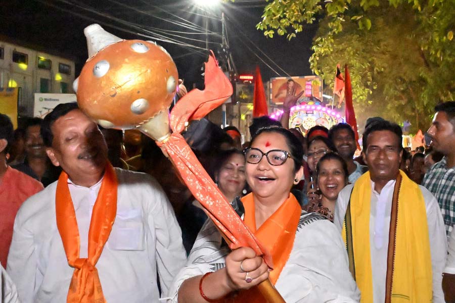 অগ্নিমিত্রার মন্তব্য, ‘‘জুন মালিয়ার সঙ্গে আমার কোনও লড়াই নেই। আমার লড়াই তৃণমূলের অপশাসনের বিরুদ্ধে, ওদের দুর্নীতির বিরুদ্ধে।’’ অন্য দিকে, জুনের পাল্টা মন্তব্য, ‘‘যুদ্ধক্ষেত্রে নিশ্চয়ই ও আমার বিরোধী। আমি ভালই লড়াই করব। আমি নিশ্চিত, ও-ও ওর সেরাটা দেবে। লড়াই হবে লড়াইয়ের মতোই।’’ দু’জনে সমবয়সি। প্রায় একই সময়ে কেরিয়ার শুরু করেছেন। রাজনীতিতেও আনকোরা থেকে প্রথম চেষ্টায় পৌঁছেছেন বিধানসভার অন্দরে।