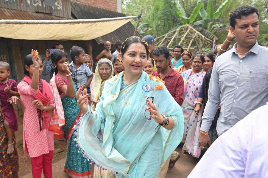 মেদিনীপুর লোকসভা কেন্দ্র এ বার যেন ব্যতিক্রম। এই কেন্দ্রে দুই ‘বন্ধু’র লড়াই যেন সৌজন্যের। ব্যক্তিগত পর্যায়ে নেই কোনও আক্রমণ। এখানে লড়াই রাজনৈতিক নীতি-আদর্শের। এই লড়াইয়ে কে জেতেন, তা অবশ্য বলবে সময়ই।