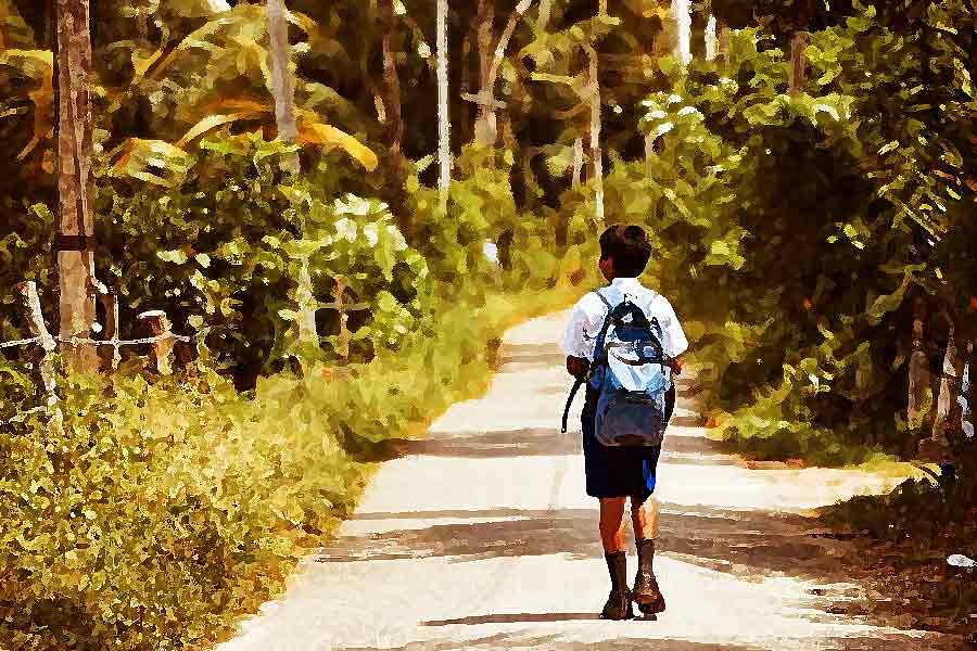 হিমাংশু যে স্কুলে পড়তেন সেখান থেকে তাঁর বাড়ির দূরত্ব ছিল ৩৫ কিলোমিটার। যাতায়াতের জন্য টাকা খরচ করার সামর্থ্যও ছিল না তাঁর। 