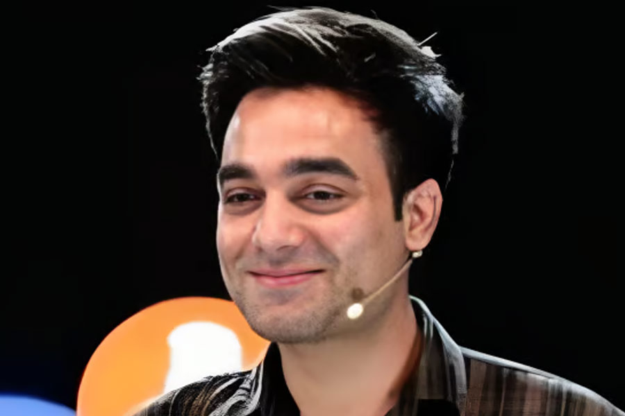 স্নাতক স্তরের পড়াশোনা শেষ করার পর দিল্লি থেকেই স্নাতকোত্তর ডিগ্রি অর্জনের সিদ্ধান্ত নেন তিনি। পরিবেশবিদ্যা নিয়ে পড়াশোনা করে স্বর্ণপদক পান হিমাংশু।