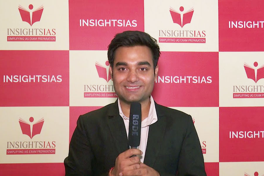 কলেজের পড়াশোনার পর চাকরির সুযোগ পান হিমাংশু। অর্থের প্রয়োজনে সেই চাকরিতে যোগ দেন তিনি। কিন্তু মনের গোপনে বুনে তোলা স্বপ্ন পূরণের প্রথম ধাপেও পা রাখেন হিমাংশু।