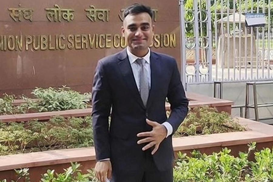 দেশের অন্যতম কঠিন পরীক্ষা ইউপিএসসি পাশ করে আইএএস আধিকারিক হতে চেয়েছিলেন হিমাংশু। চাকরির পাশাপাশি ইউপিএসসি পরীক্ষার প্রস্তুতিও নিতে শুরু করেছিলেন তিনি। কিন্তু পড়াশোনার জন্য পর্যাপ্ত সময় বার করে উঠতে না পারায় সেই চাকরি ছেড়ে দেন হিমাংশু।