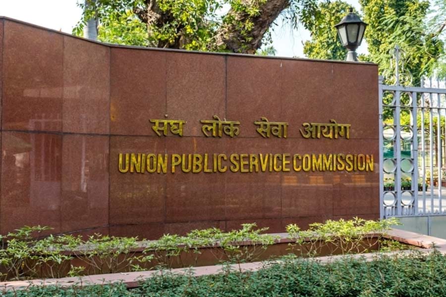 প্রথম বারে ইউপিএসসি পরীক্ষা দিয়ে পাশ করলেও মনের মতো পদে চাকরি পাননি হিমাংশু। ২০১৮ সালে পরীক্ষা দেওয়ার পর ‘ইন্ডিয়ান রেলওয়ে ট্র্যাফিক সার্ভিস’ দফতরে কাজ পেয়েছিলেন তিনি।