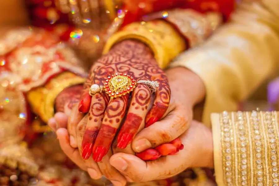 Man Pays 3 Lakh Fee To Get Marriage Proposals For Daughter From Rich Families dgtl