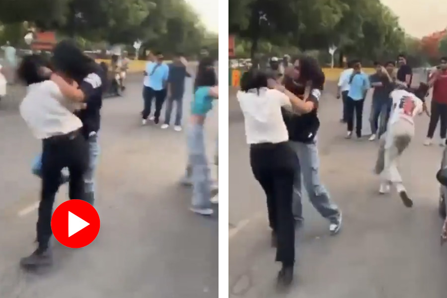 Viral Video of four girls fighting over comment in Instagram reel Noida dgtl