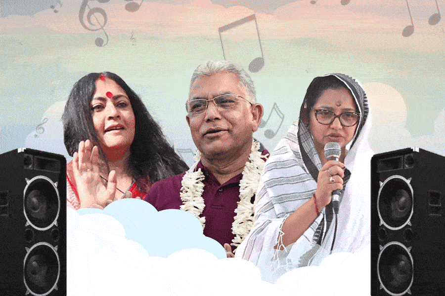 TMC Candidate June Malia BJP’s Agnimitra Paul and Dilip Ghosh Vote campaigning through songs dgtld