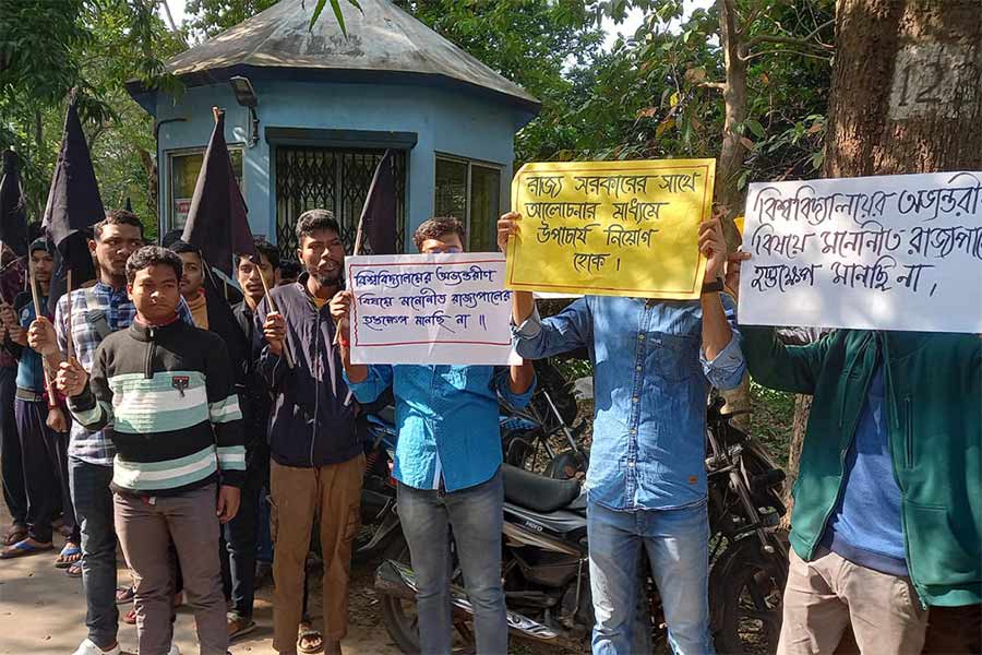 অনাস্থা: রাজ্যপালকে কালো পতাকা দেখালেন বর্ধমান বিশ্ববিদ্যালয়ের ছাত্ররা। ১৫ ডিসেম্বর ২০২৩।