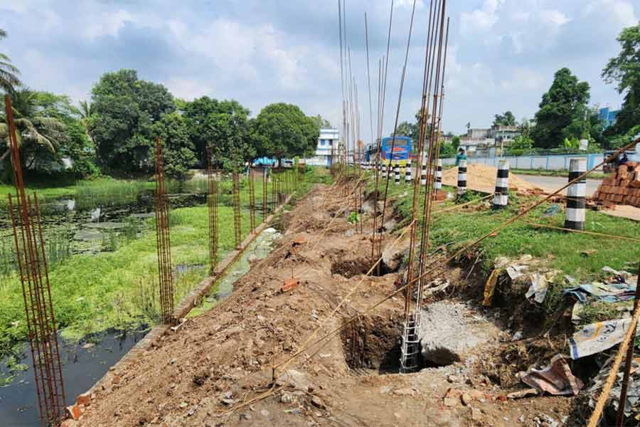 পূর্ত দফতরের উল্টো দিকে হকার্স কর্নার তৈরির কাজ বন্ধ।