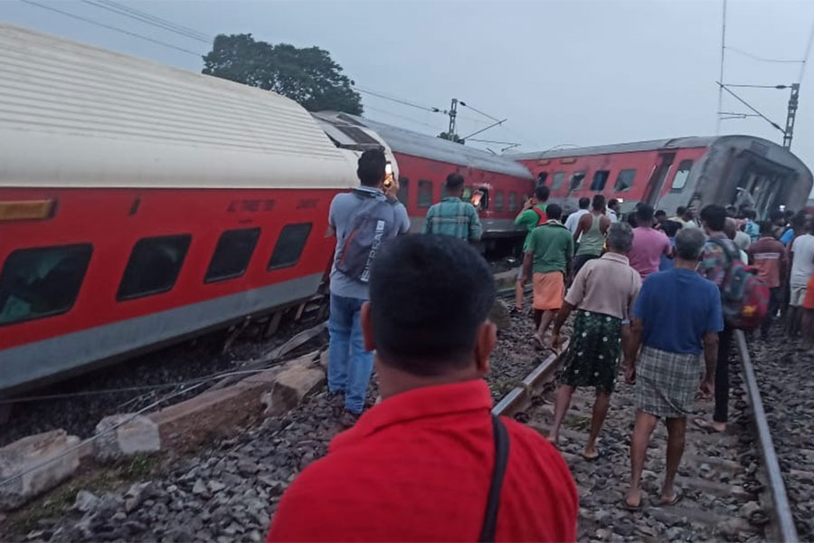 লাইনচ্যুত হাওড়া থেকে মুম্বইগামী এক্সপ্রেস।