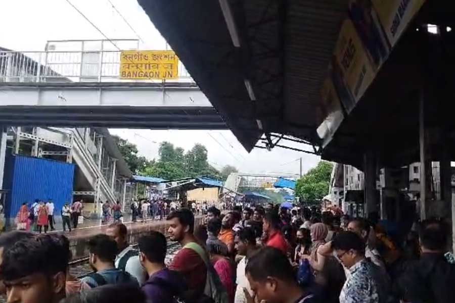 ট্রেনের অপেক্ষায় বনগাঁ স্টেশনে দাঁড়িয়ে যাত্রীরা। বৃহস্পতিবার সকালে।