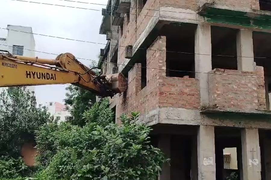 Block Administration of Sonarpur demolishes an illegal under construction building dgtld