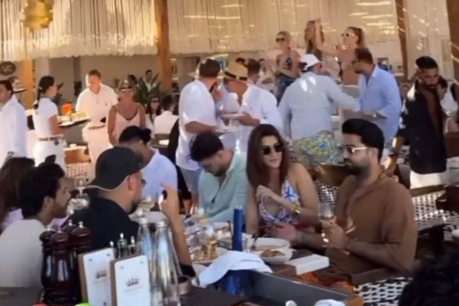 প্রেমিকের সঙ্গে কৃতি। 