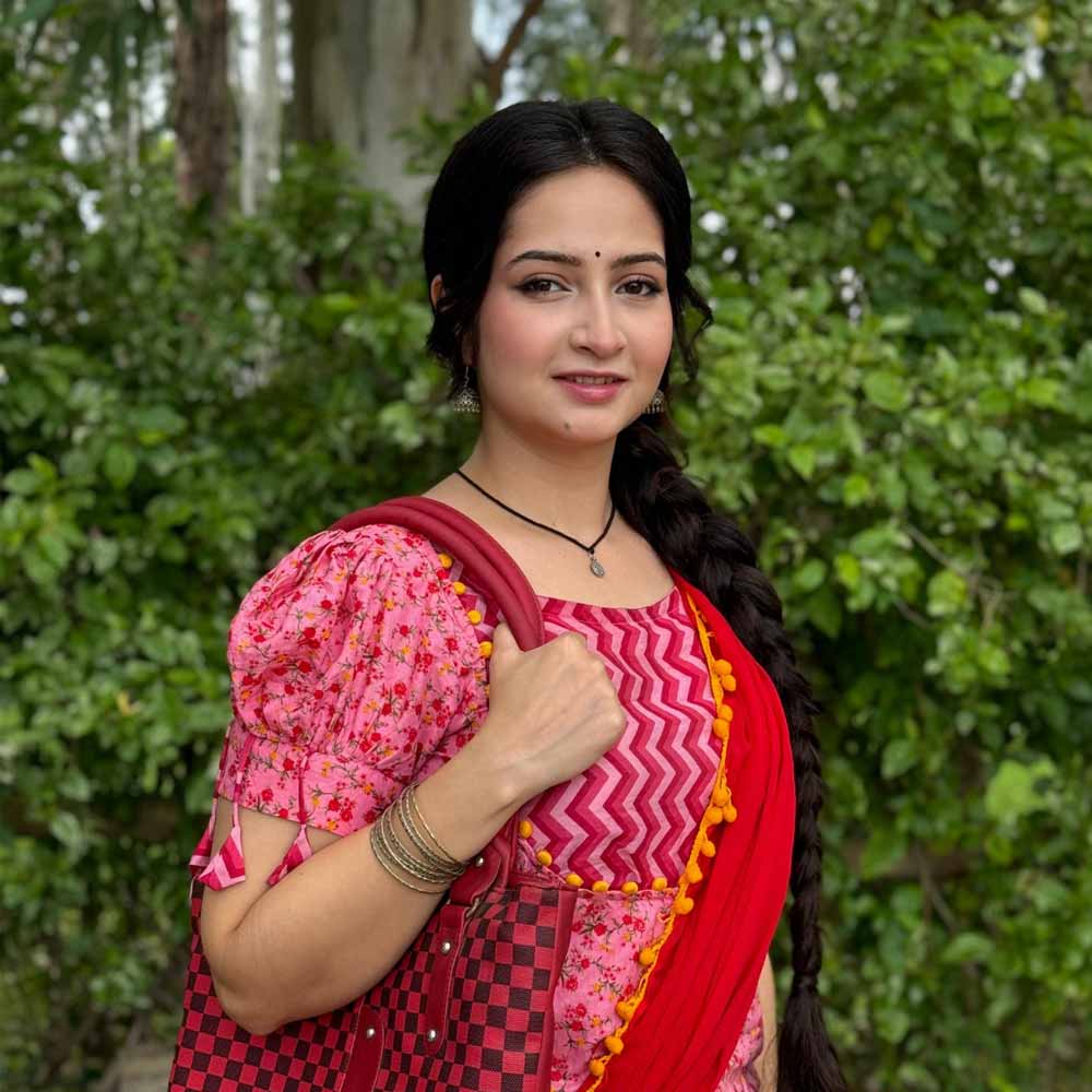 নীলার চরিত্রে শ্রীমা।