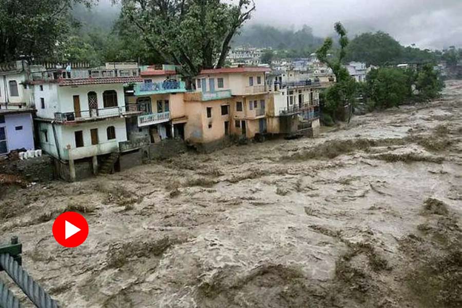 ভারী বৃষ্টিতে বিপর্যস্ত উত্তরাখণ্ড। ছবি: পিটিআই।