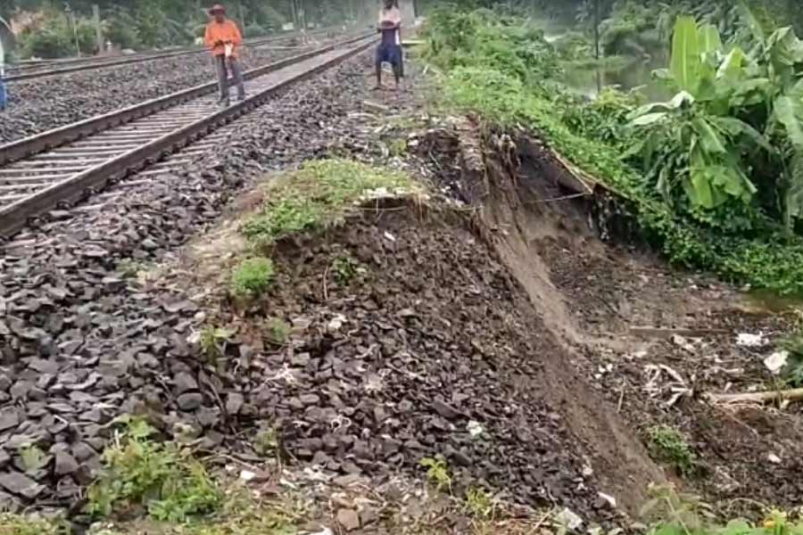 চুঁচুড়া ও চন্দননগরের মধ্যে তিন নম্বর লাইনের পাশে ধস।