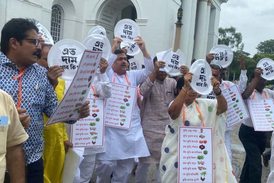 বিধানসভা চত্বরে বিক্ষোভ শুভেন্দু অধিকারী-সহ বিজেপি বিধায়কদের। শুক্রবার।