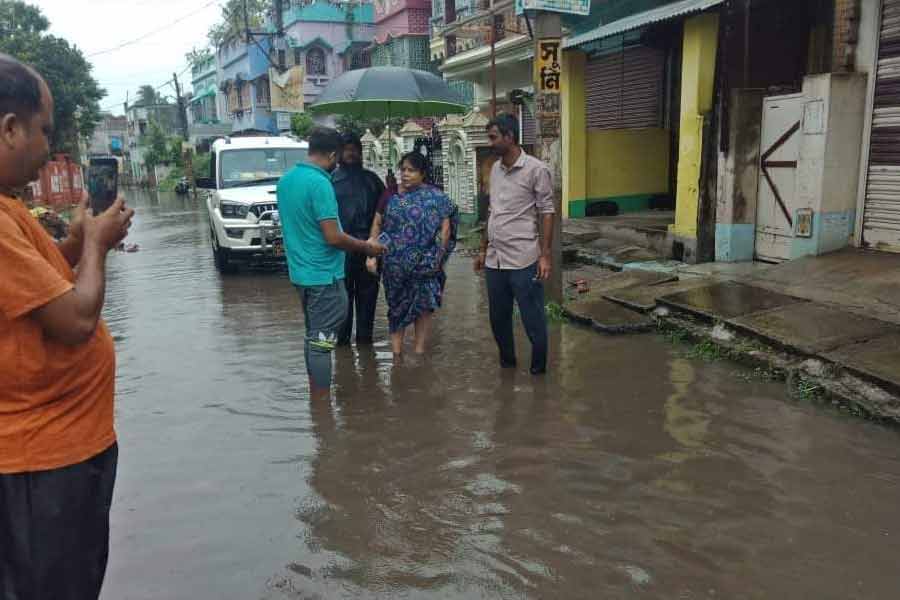 কৃষ্ণনগরে জলমগ্ন রাস্তা। ভোগান্তি সাধারণ মানুষের।