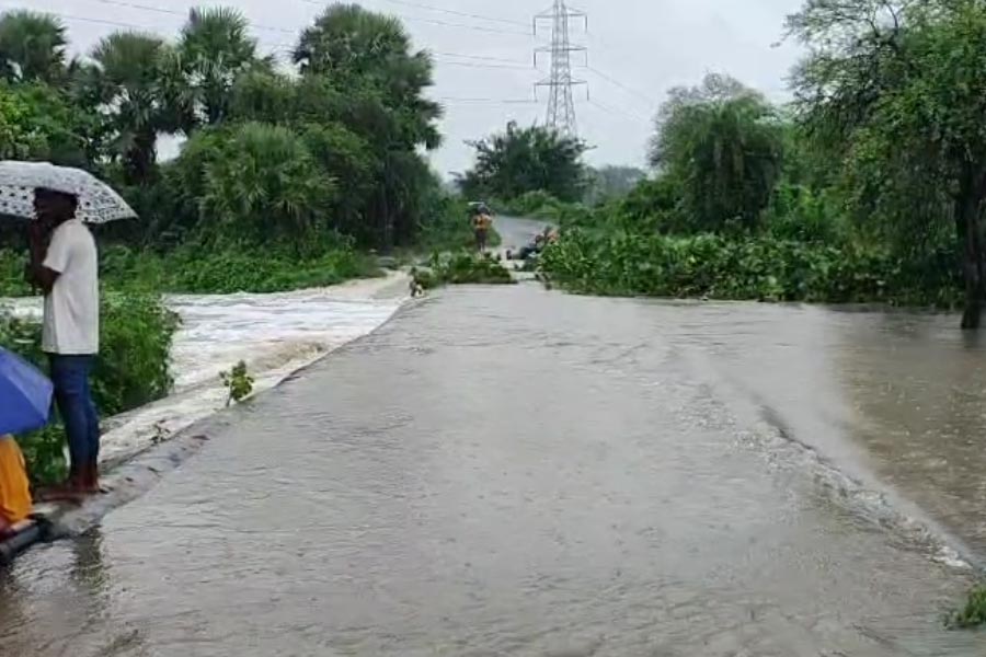 বীরভূমের মহেশাপুর গ্রামে ধসে গিয়েছে রাস্তা।